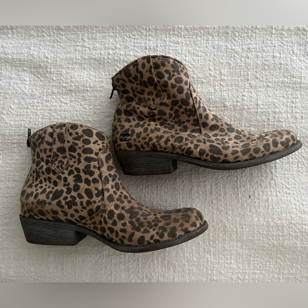 BILLABONG cheetah booties 🤍